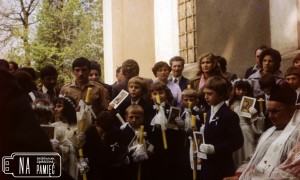 1983. I Komunia święta przed kościołem w Radwanicach